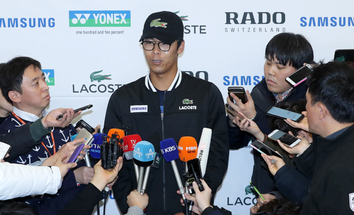 Chung Hyeon answers questions from journalists at Incheon International Airport on Jan. 28. He made it to the semifinals in the Australian Open, one of the world’s top tennis tournaments.