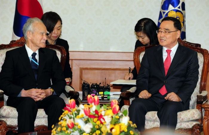 Prime Minister Chung Hongwon (right) meets with former Japanese Prime Minister Tomiichi Murayama on February 13 in Seoul. (photos courtesy of the Ministry of Culture, Sports and Tourism)