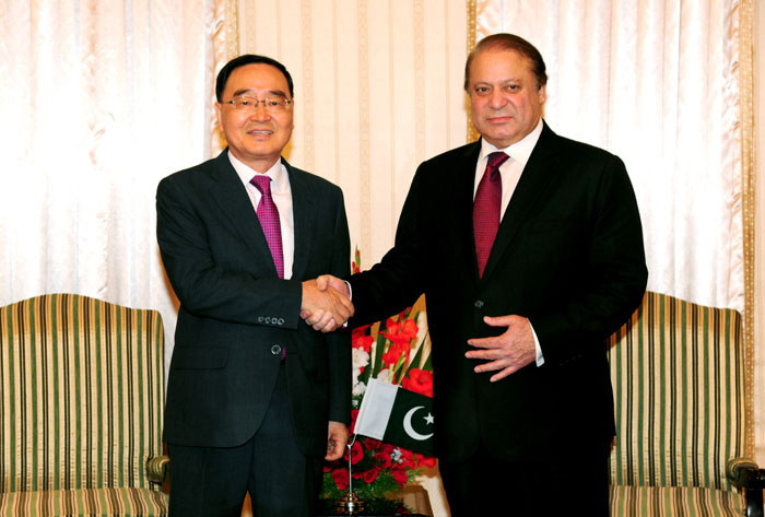 Prime Minister Chung Hongwon (left) and Pakistani Prime Minister Nawaz Sharif pose for a photo prior to their summit on April 14 in Islamabad, Pakistan. 