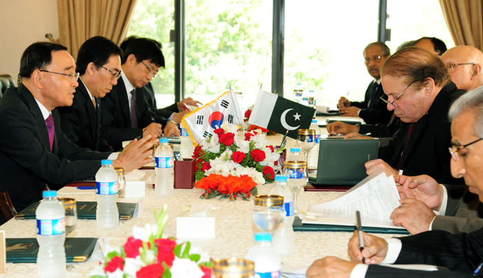 Prime Minister Chung Hongwon (left) and Pakistani Prime Minister Nawaz Sharif hold summit talks on April 14 in Islamabad, Pakistan. 