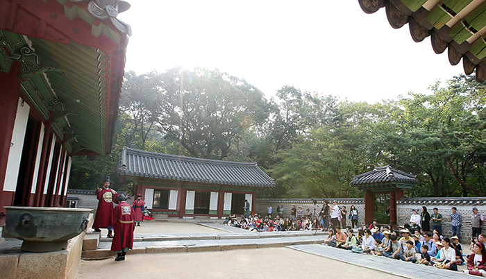 The audience is absorbed in the 'Royal Ancestral Ritual and Music With Narrative' that depicts the founding of Joseon and the transfer of the new capital to Hanyang, now Seoul, on Sept. 26 at the Jongmyo Shrine.