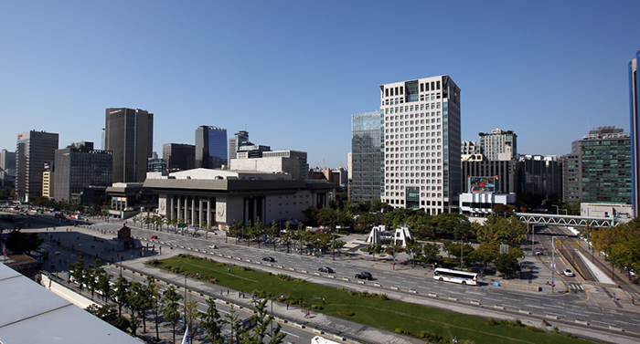 Gwanghwamun in downtown Seoul is almost empty on the Sunday morning of Chuseok, Sept. 27, with less traffic than even a usual Sunday morning.