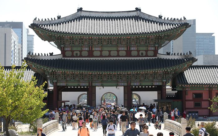 Visitors enjoy a traditional drum performance and other events on Sept. 27 at the National Folk Museum of Korea.
