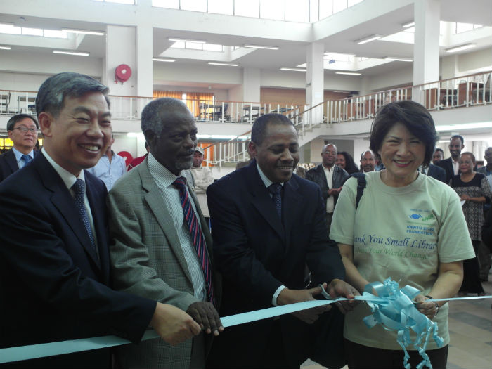 STEP Foundation Chairperson Dho Young-shim (right) and staffers of the Beherawi Primary School in Addis Ababa, Ethiopia, pose for a photo to mark the opening of the small library on February 7. (photo courtesy of the MCST)