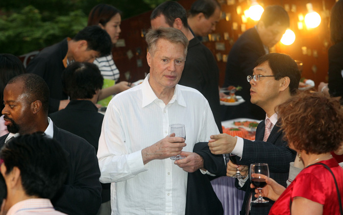  Le Clezio attends a public reading in support of international literature exchanges at the Seoul Art Space, in Seoul in May 2011. (photo: Yonhap News) 