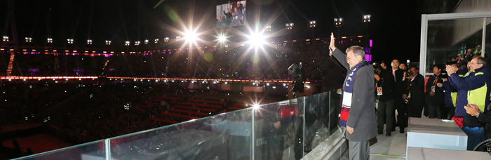 President Moon Jae-in waves to the crowd during the Closing Ceremony at the PyeongChang Olympic Plaza on March 18. IPC President Andrew Parsons expressed his thanks to President Moon and first lady Kim Jung-sook who supported the athletes by visiting the event venues during the Games.