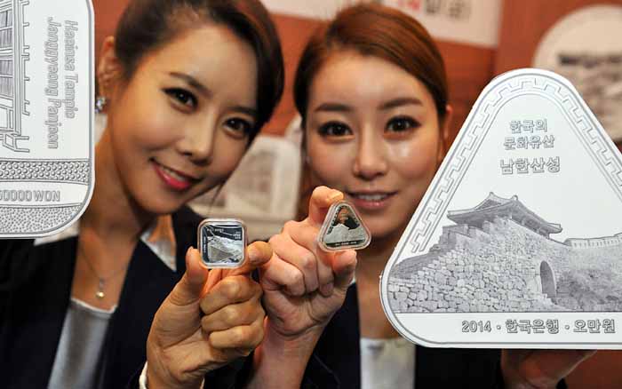 Commemorative silver coins inscribed with three of Korea’s World Heritage sites cost KRW 50,000 each and come in three different shapes: circle, square and triangle. 