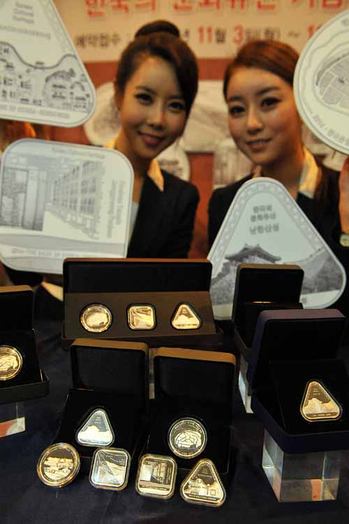 The Korea Minting, Security Printing & ID Card Operating Corporation unveils three kinds of commemorative coins that feature Korea’s World Heritage sites, at the Bank of Korea Money Museum in Seoul in November 2014. 