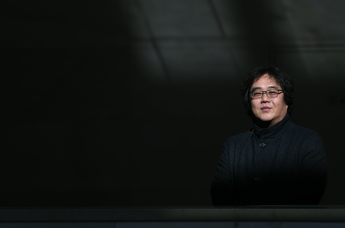 Conductor Lee Young-chil poses for photos. (Photos: Jeon Han)