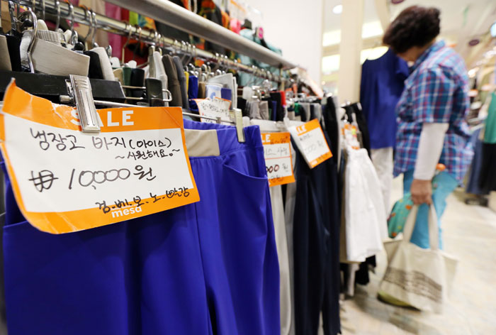Refrigerator pants are on display at a shop in Namdaemun Market, Seoul. These kinds of pants vary in length, size and shape in order to meet the individual needs of the customer.