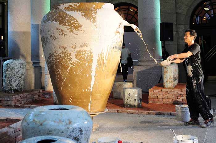 Artisan Lee Gang-hyo demonstrates how to make celadon as part of the 2014 Craft Platform exhibition.