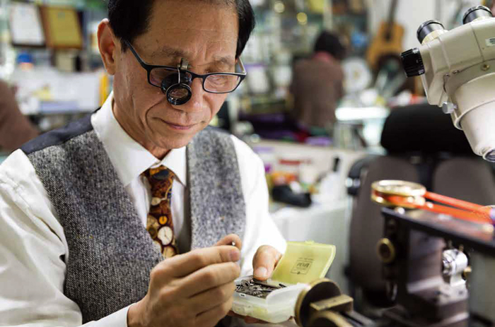 Master watch repairman Back Jun-duk
