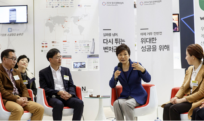 President Park Geun-hye (second from right) talks with entrepreneurs who have overcome failure and taken up the challenge again to give it another go. During the meeting, the president emphasized that, “All failures are great, real lessons for entrepreneurs. You’ve got to have a mindset that says, ‘Ok, I will surely achieve success in the end, based on these failures,’ like a roly-poly toy that bounces back no matter what. Such spirit is no less important than developing new technical skills or one's creativity.”