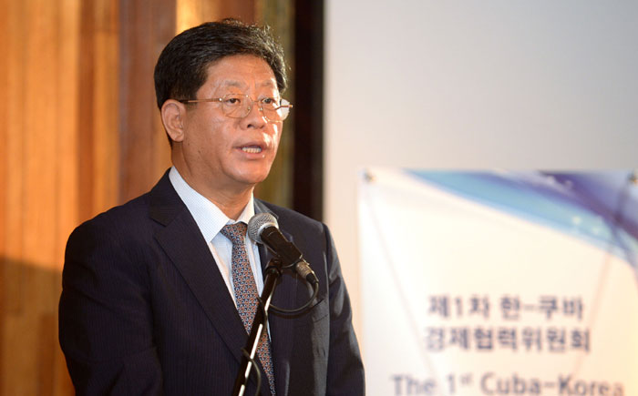 KOTRA CEO Kim Jaehong delivers his congratulatory remarks during the first-ever Cuba-Korea Business Committee meeting, in Havana on Oct. 30.