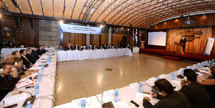 The first Cuba-Korea Business Committee is attended by representatives from about 100 companies from both Korea and Cuba, in Havana on Oct. 30. They discussed measures to boost bilateral economic cooperation between the two countries.