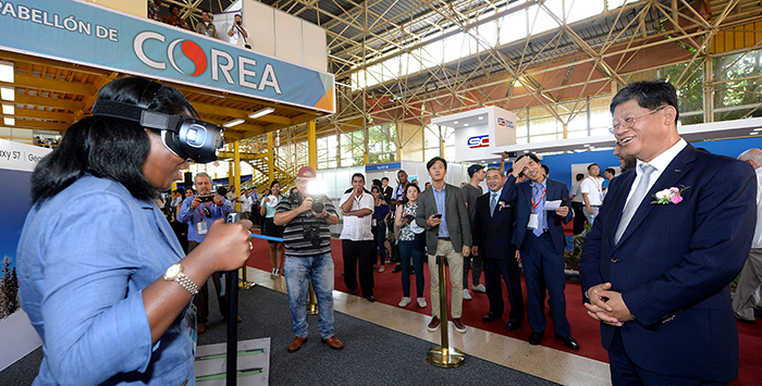 Cuba's Deputy Minister of Trade and Foreign Investment Ileana Bárbara Nuñez (left) tries on a pair of virtual reality goggles at the Korea Pavilion at the Havana International Fair in the Cuban capital on Oct. 30.