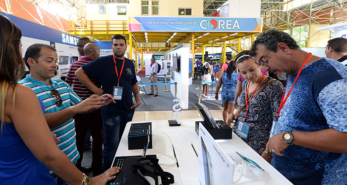Korea Week in Cuba is taking place in Havana from Oct. 30 to Nov. 4. Visitors to the Korea Pavilion look at some of the electronic goods on display there.