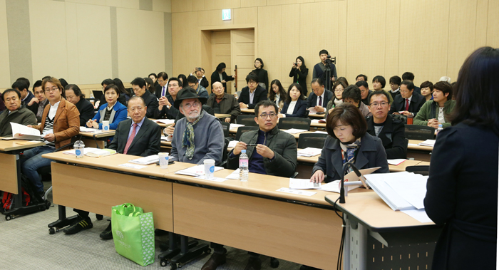 Participants listen to Lee Esther, head of the Global Strategy Team at Arirang TV, as she gives the opening speech during a conference hosted by the Presidential Committee for Cultural Enrichment on November 12. 