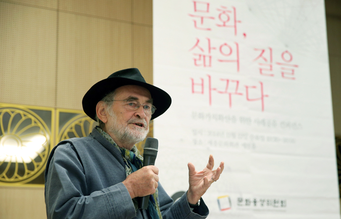 Professor Werner Sasse speaks during the November 12 conference.