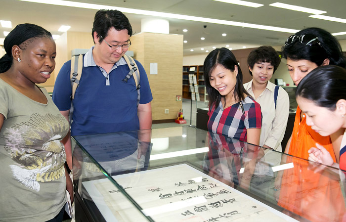 CPI participants from the Korea National University of Arts and the Korea Copyright Commission admire ancient documents on exhibit at the National Library of Korea, as part of this year’s CPI programs on July 7. (photo courtesy of the National Library of Korea)