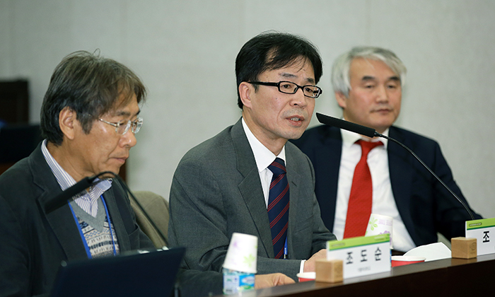 Cho Han-bum, a senior researcher at the KINU, proposes his model for park development during his presentation at the forum on December 3.