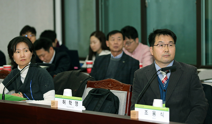Participants listen to presentations about plans for the creation of a park between the two Koreas at the DMZ World Eco-Peace Park Forum on December 3.