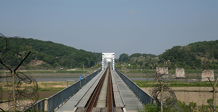 The DMZ Train approaches the Imjingang Bridge. (photo: Jeon Han) 