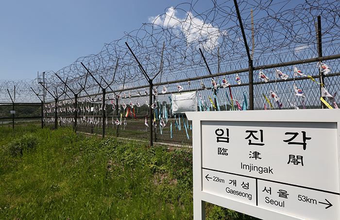 A signpost at the Imjingak Pavilion shows that it is 22 kilometers to Gaeseong toward the north and 53 kilometers from Seoul toward the south. (photo: Jeon Han) 