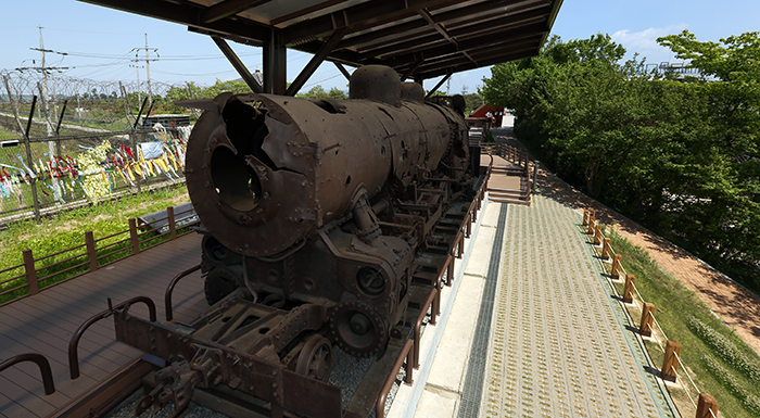 A derailed steam train from the Korean War is on display at the Imjingak Pavillion. (photo: Jeon Han) 
