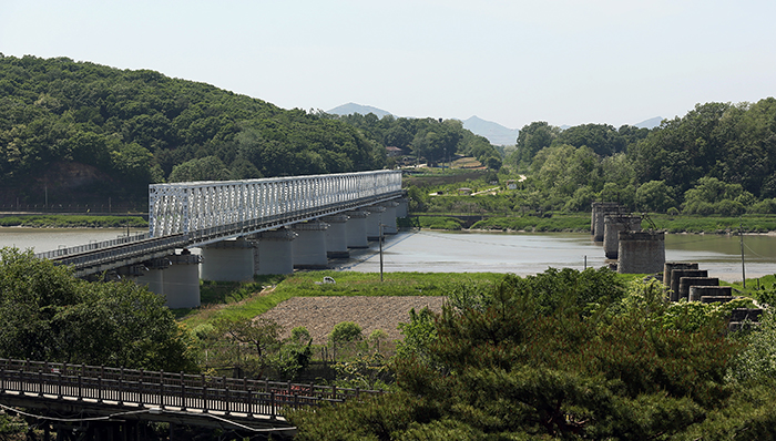 The Imjin Bridge originally had two railroad routes, one for trains departing from Seoul and the other for trains arriving in Seoul. The route on the right was destroyed during the war. (photo: Jeon Han) 