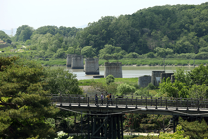 Visitors walk along the Bridge of Freedom. (photo: Jeon Han) 