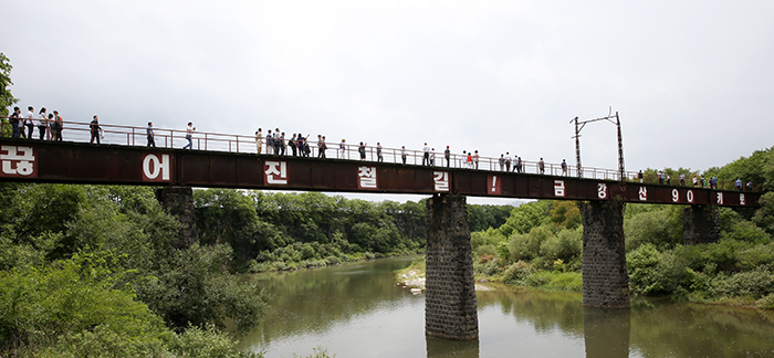 Tourists walk along the Geumgangsan Mountain Electric Railroad Bridge (the Kumgang Mountain Electrical Railway Bridge). (photo: Jeon Han)
