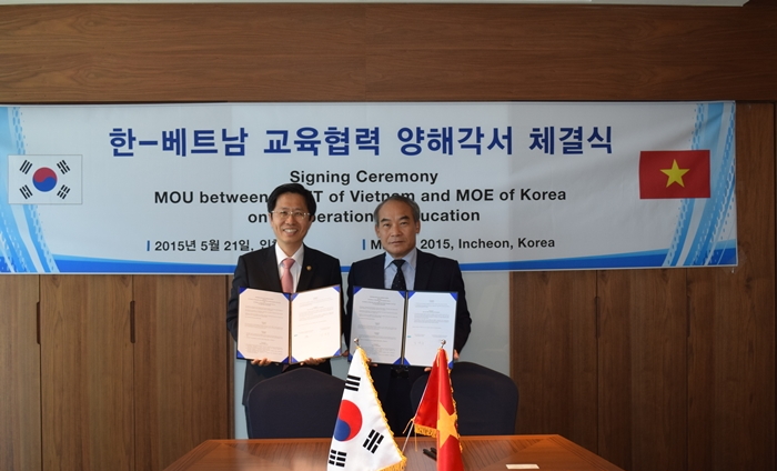 Gim Chaechun (left), vice minister of education, and Vietnam’s Nguyen Vinh Hien, vice minister of education and training, sign a memorandum of understanding to cooperate on education, in Songdo, Incheon, on May 21.