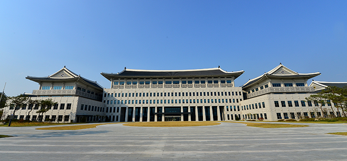 The new provincial government buildings for Gyeongsangbuk-do Province are in Andong-si City. The complex is surrounded by Geommusan Mountain (검무산, 劍舞山) and it borders the Nakdonggang River. It is located in <i>baesanimsu</i> terrain (배산임수, 背山臨水), meaning that the complex's back is toward the mountains and that it faces the water, the traditional concept of what constitutes a fortuitous geographic location.