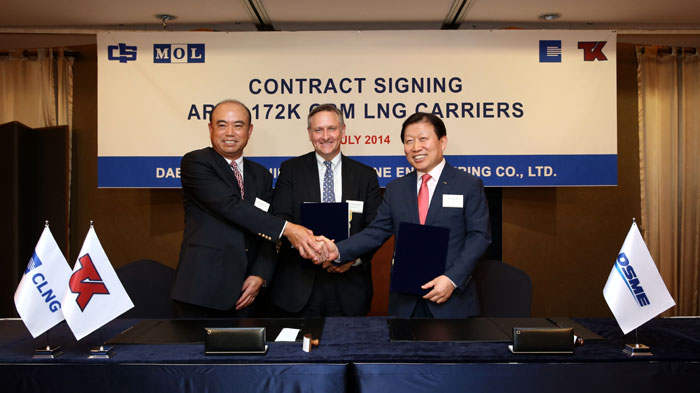 Teekay CEO Peter Evensen of Canada (center), Mitsui OSK Lines (MOL) Managing Officer Takeshi Hashimoto (left) and DSME CEO Ko Jaeho (right) pose for a photo on July 8 in Seoul after signing a contract to build nine Arctic LNG icebreaker tankers for use at Russia’s Yamal project.