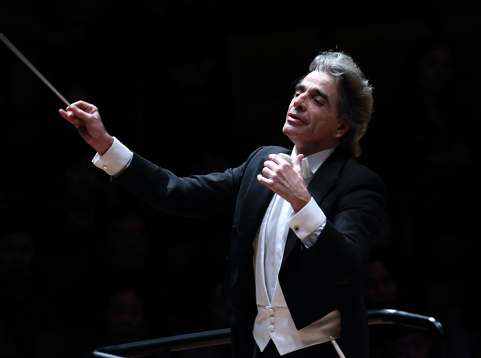 Julian Kovatchev leads the Daegu Symphony Orchestra as its conductor and musical director. 