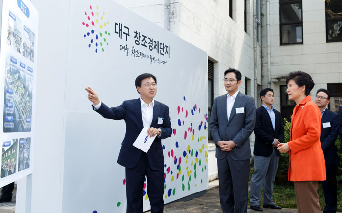 President Park Geun-hye (right) learns about the construction of the Daegu Creative Economy Complex on September 15.