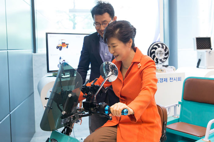 President Park Geun-hye (center) tries one of the products on display at the newly-opened Creative Lab, part of the Daegu CCEI, on September 15.