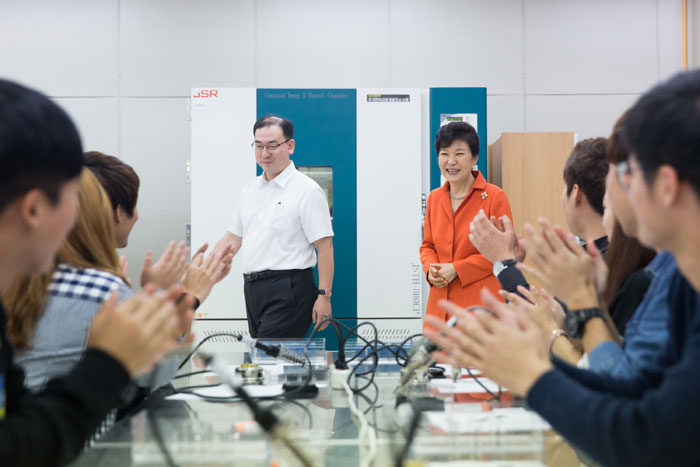 Students from Yeungjin College in Daegu welcome President Park Geun-hye (right) as she enters the meeting venue.