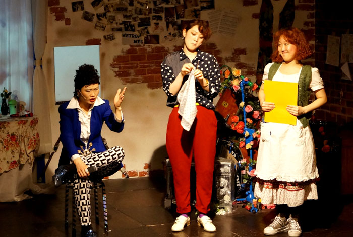 A scene from the play “Dancing Grandpa Over Flowers.” (photo courtesy of Vine Production)
