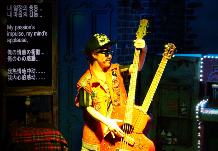 The play “Dancing Grandpa Over Flowers” provides foreign-language captions in English, Japanese and simplified Chinese, as well as in Korean. (photo courtesy of Vine Production)