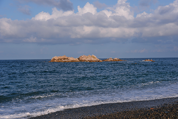 Daewangam Rock is the underwater tomb of King Munmu, which fulfilled Silla’s ambition to unify three ancient Korean kingdoms. King Munmu left a will to bury his body in the East Sea so that he would become a dragon to protect his country, even after his death.