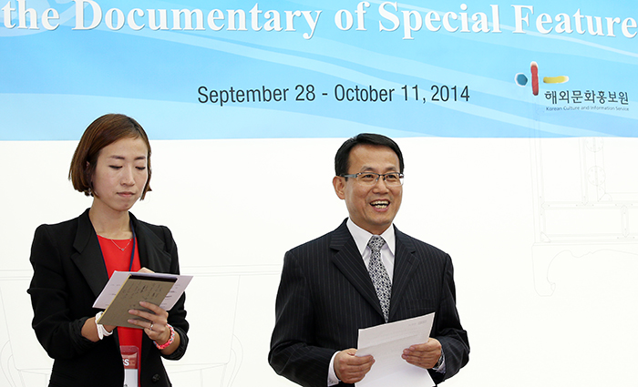 Kwon Yeong-sup, director of KOCIS' Foreign Media Relations Division, delivers his congratulatory remarks during a dinner for the journalists on October 6. 