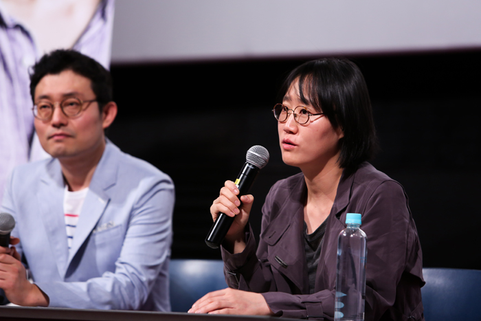  Director Jung July (right) talks with the audience at a movie theater. 