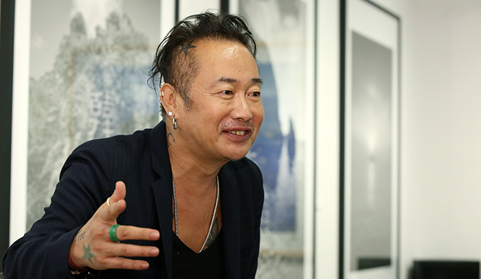 Photographer Kim Jung-man talks about his Dokdo photo shoot project prior to the opening of his photo exhibition at the Sejong Center for the Performing Arts on July 28. (photo: Jeon Han)