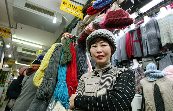 동대문종합시장 지하1층에서 장미모사를 운영하고 있는 김채원씨는 “국내뿐 아니라, 일본, 중국 등 해외에서 온 손님들도 ‘왕털실’을 많이 찾고 있다”고 말한다. 