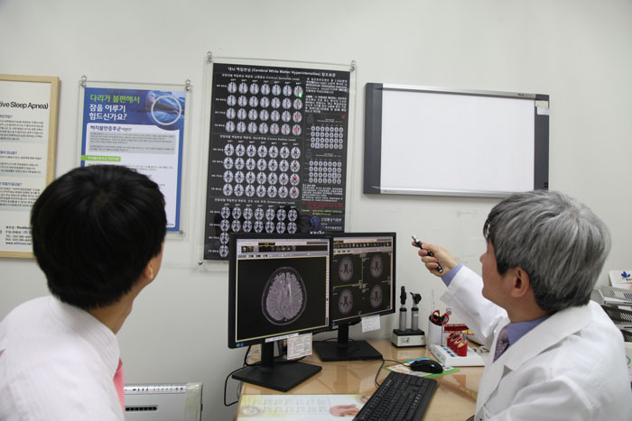 Patients can guess how much danger of an ischemic stroke they face by comparing their MRI images with the brain map.
