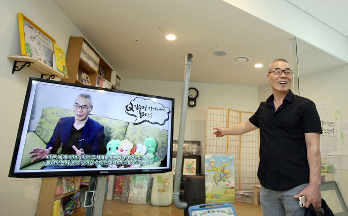 Artist Kim Soo-jung talks about the recreated studio at the museum.