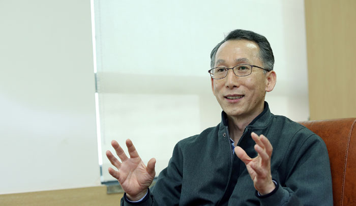 CEO Baek says with a smile that, 'DORCO is the world’s top razor blade company. We recommend people replace their razor cartridge twice a month, but our products last a long time, which makes me concerned.'