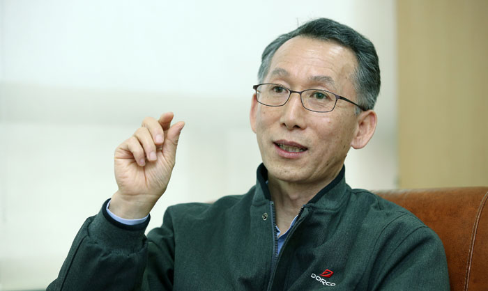 CEO Baek Hakgi says, 'Nanometer-level supreme precision technology and the hardness of steel enable users to enjoy a good shave, leaving a clean finish with less damage to the skin.' He emphasizes DORCO’s world-leading razor blade technology.